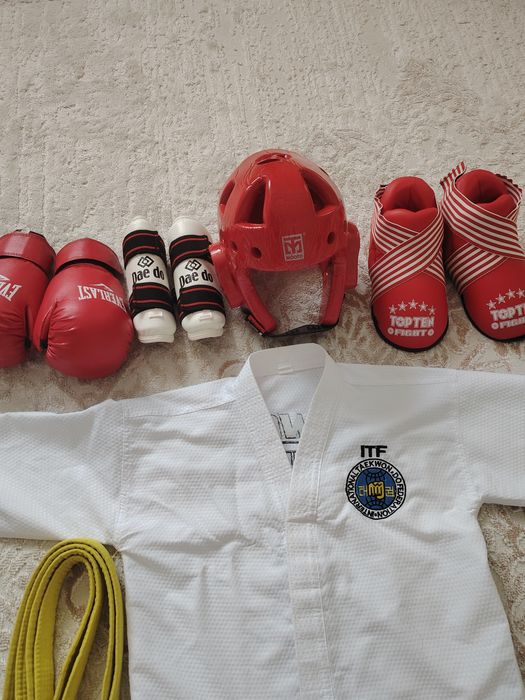 Продам форму и аксессуары для тхэквондо