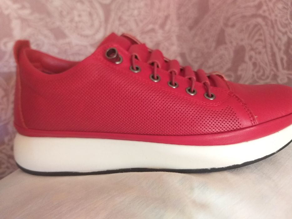 Кроссовки женские