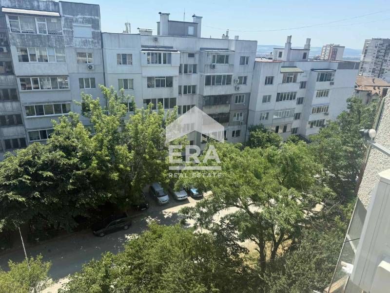 Ексклузивен тристаен апартамент с камина и локално парно, район Владис