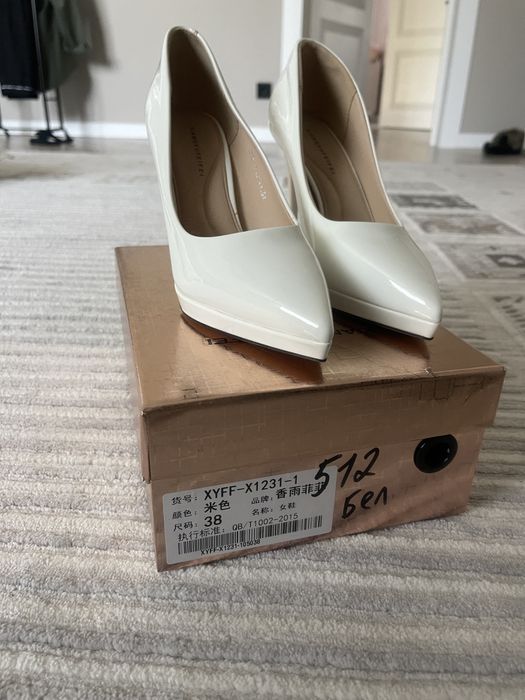 Новые белые туфли на шпильке
