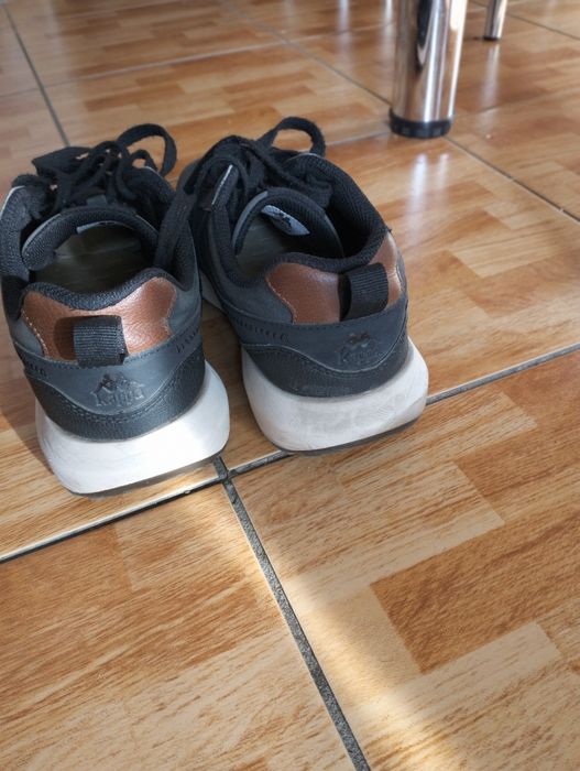 Продам кроссовки КАРРА