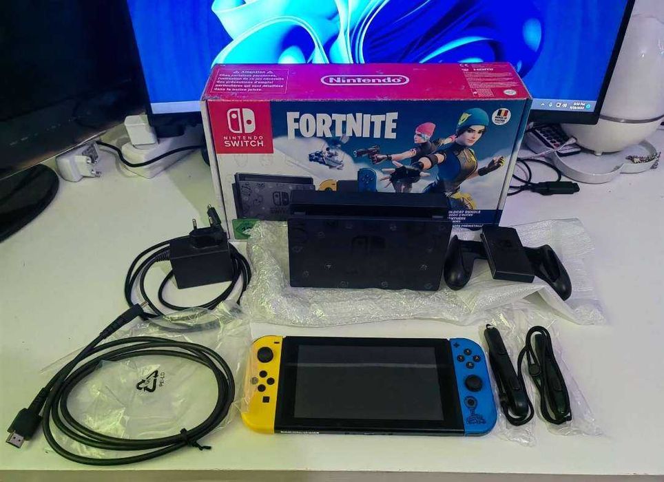 NINTENDO SWITCH editia cu Fortnite