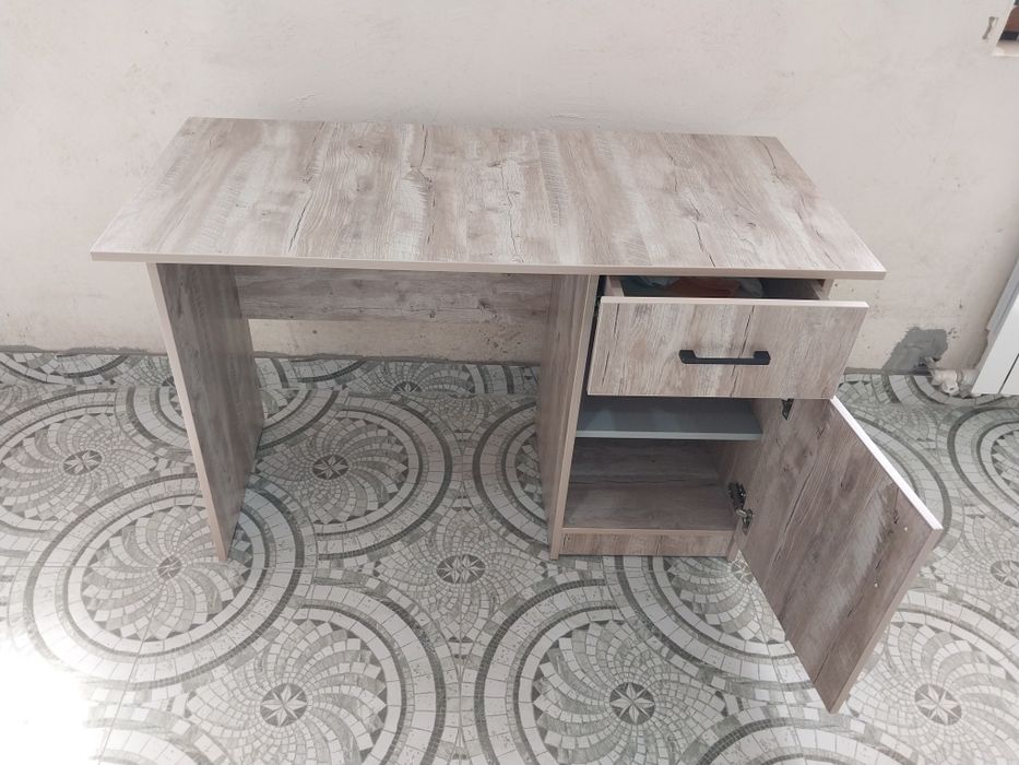 Стол писменный одно тумбовый