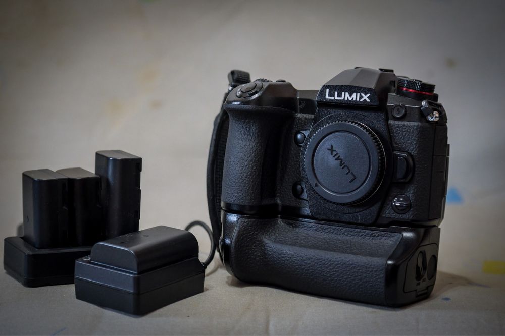 Panasonic Lumix G9 cu grip si Lumix  14-42