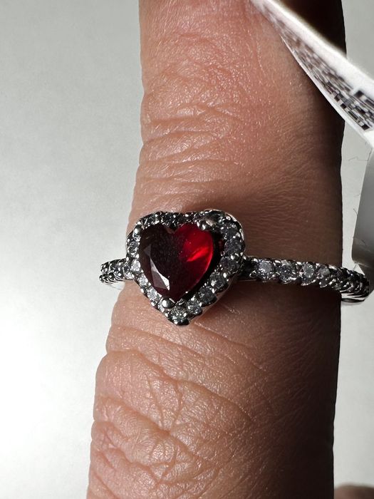 Кольцо Pandora Красное сердце 198421C02 серебро, кристалл, цирконий