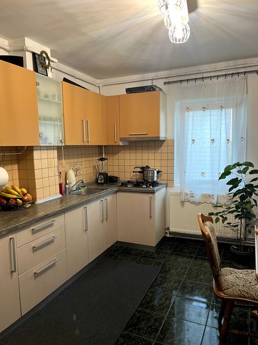 Apartament cu 3 camere, 80 mp, Targoviste, zona Micro 12