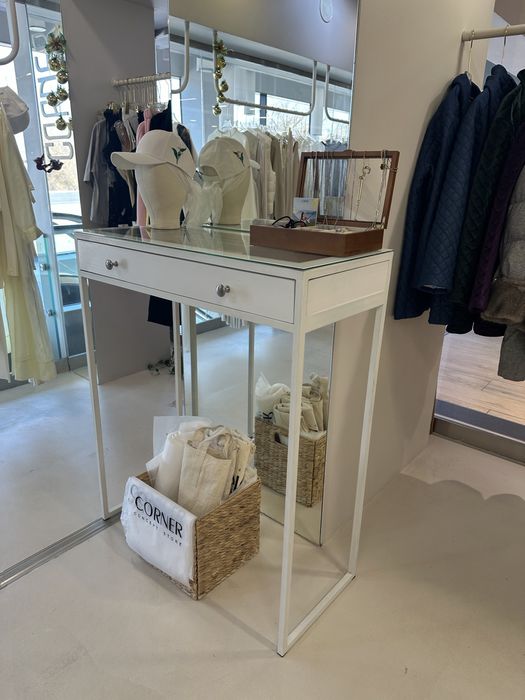 Продается мебель для шоурума