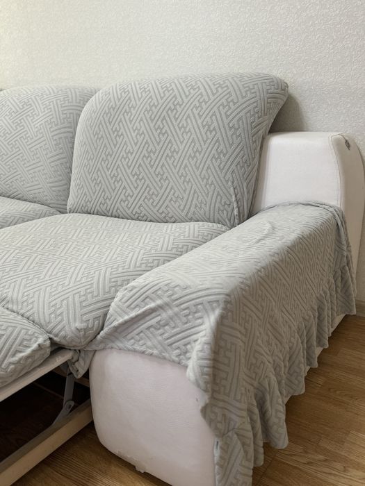 Продам диван с чехлом