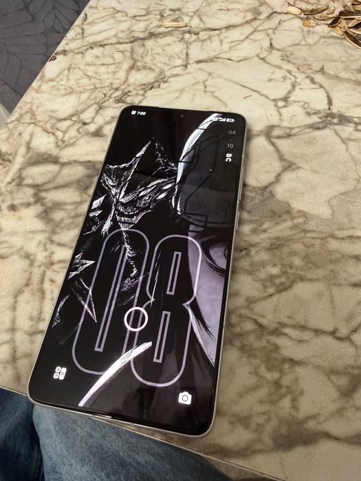 Poco f7 pro 16/512  мелкие потёртости по экрану, торг уместен