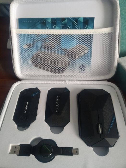 Подарочный набор:мышь для компьютера,юсб- хаб, кабель и флешка