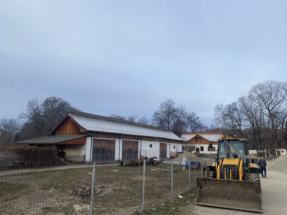 Hala si teren in zona centrala din Baia de Fier