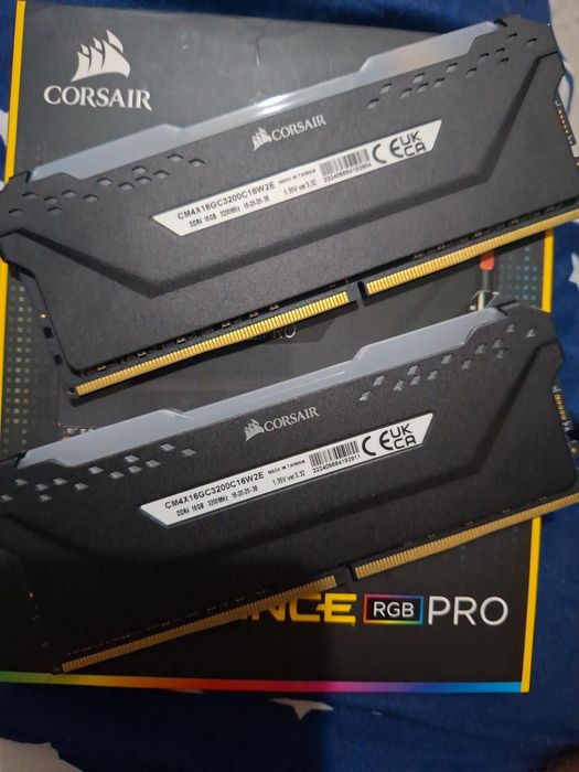 Memorie RAM Corsair Vengeance RGB PRO 32GB (2x16GB) DDR4 3200MHz CL16