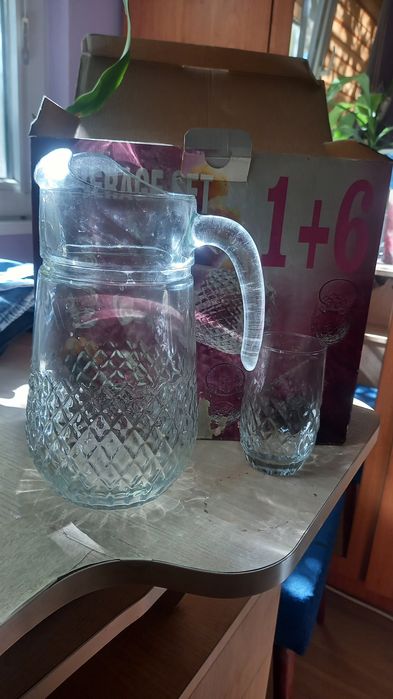 Стъклен сервиз с кана и 6 чаши