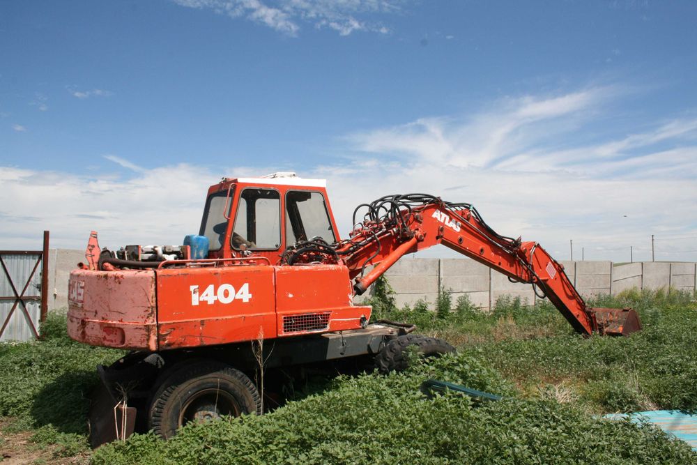 Продам экскаватор требует вложении