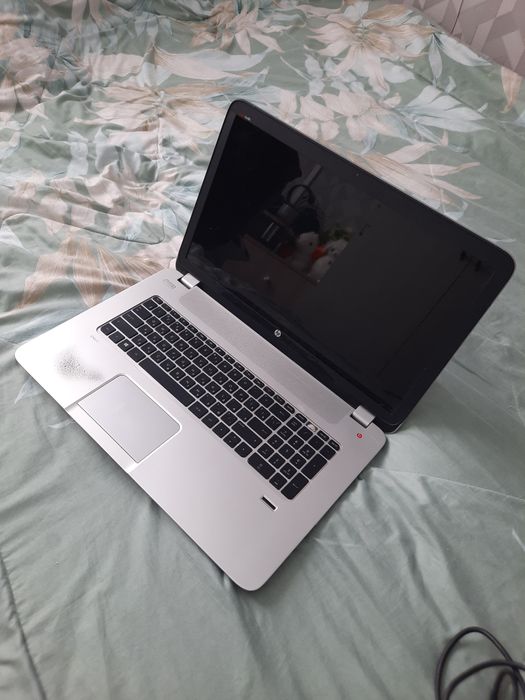 Ноутбук отлично подходящий для работы, зарядка и клавиатура в придачу.