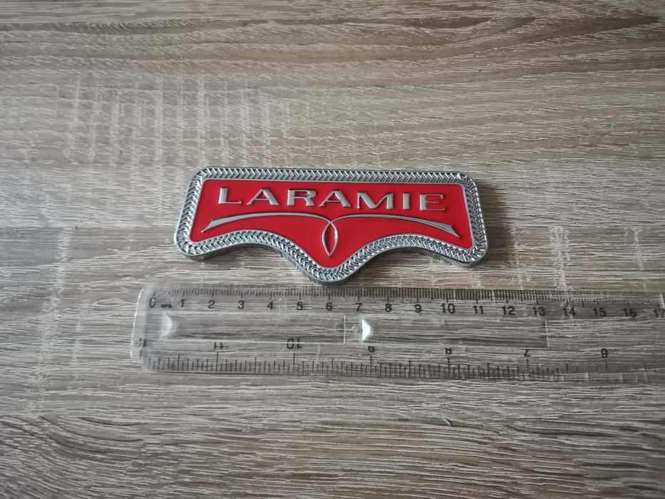 Dodge RAM Laramie червена емблема