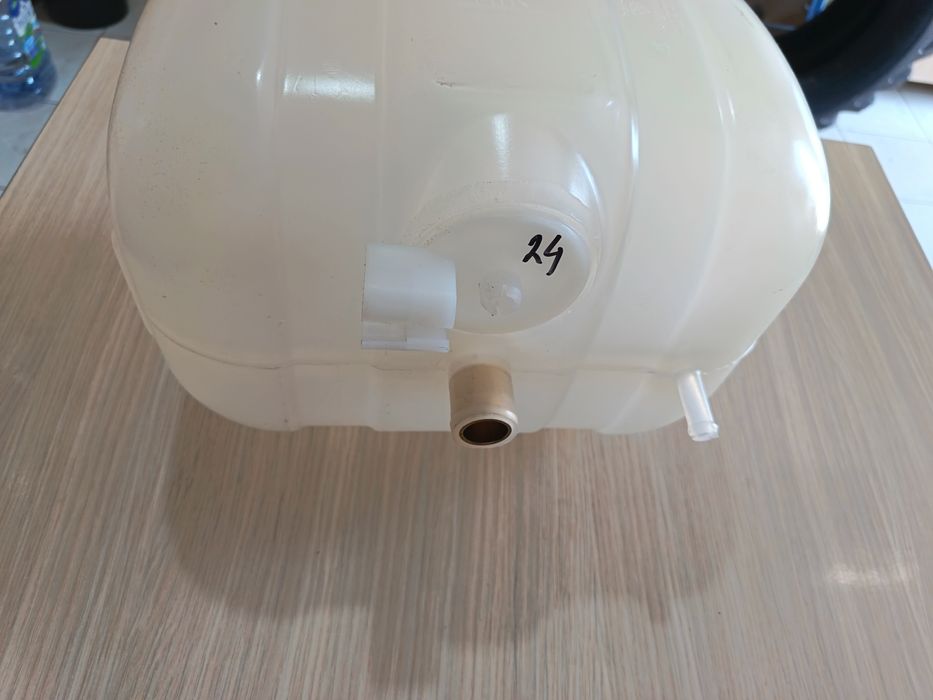 EW145B VOLVO Бачок