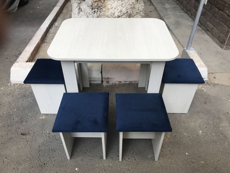 Продаётся новый  кухонный стол  4 табурет