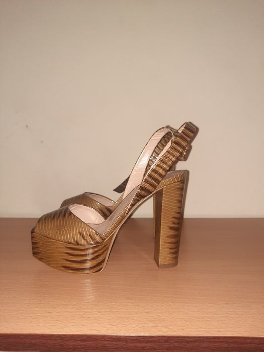 Продавам сандали Giuseppe Zanotti с платформа,на висок ток,номер