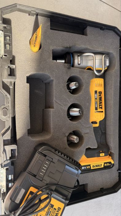 Vând aparat de expandat țevi Dewalt DCE 400 D2