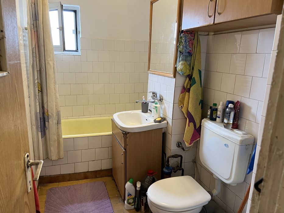 Lapus, bloc 1984, 3 balcoane termopan, centrala termica, AC