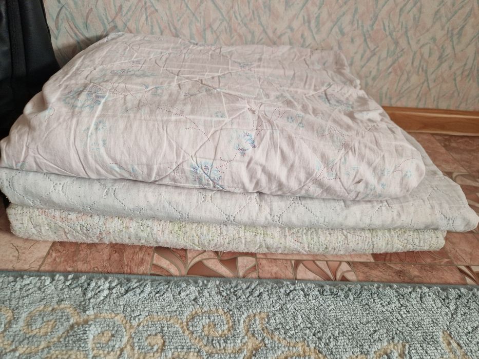 Отдам бесплатно пледы.покрывало