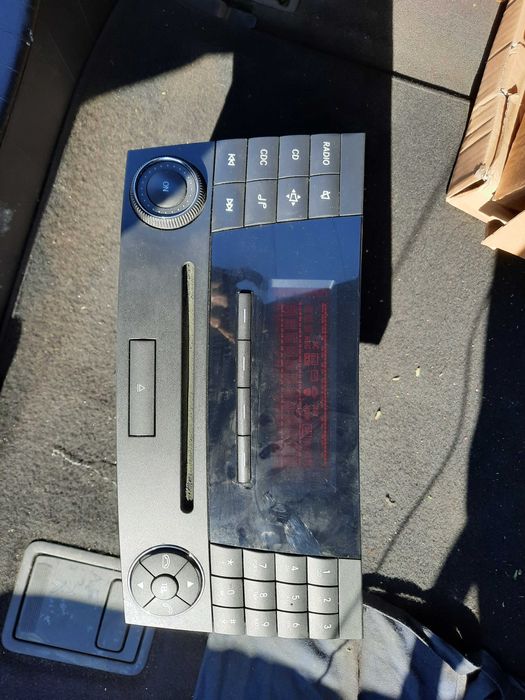 Продавам оригинално радио Audio 20 CD за Mercedes-Benz E-класа (W211).