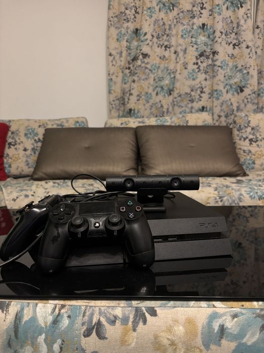 Ps4, 2 controllere si ps camera. Este modificat cu ssd