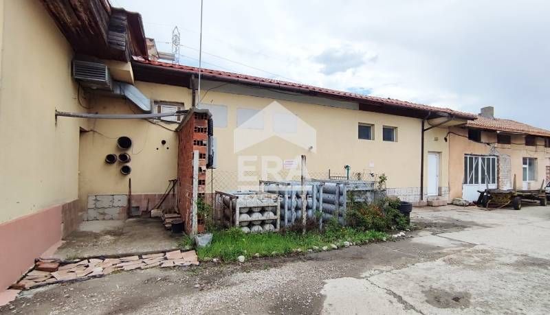 Сграда с разработен бизнес в гр. Банско