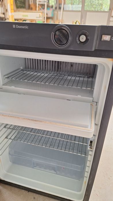 Хладилник  Dometic за кемпер/ каравана на газ, 12 V  и 220 V