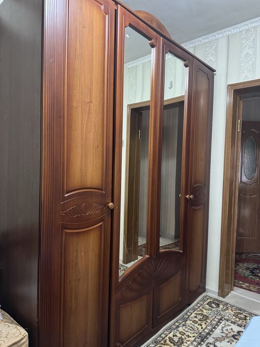 Продам шифонер, комод с зеркалом до и две предкроватные тумбочки.