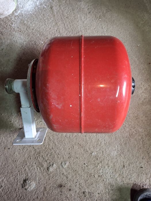 Продам  расширительный  бак