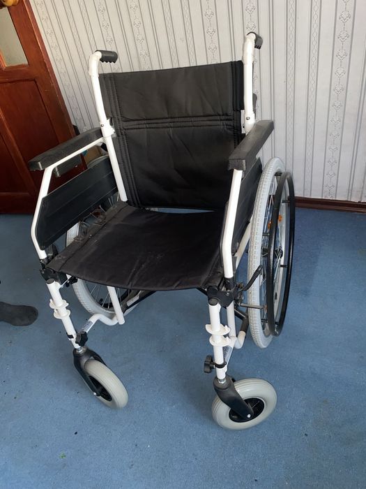 Инвалидная коляска и ходунки