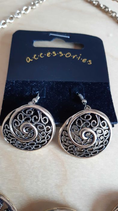 Златист винтидж комплект (колие и обеци)