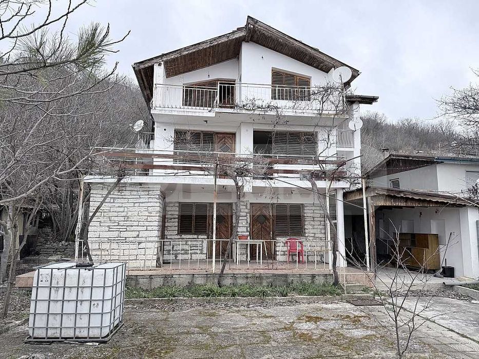 Триетажна вила във вилна зона до Балчик и курорт Албена