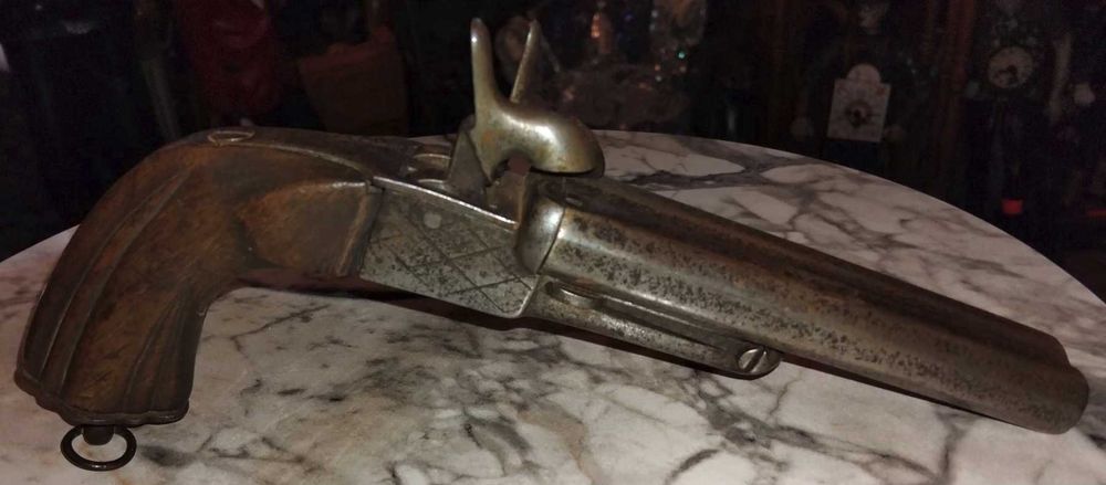 3 броя стари пистолети