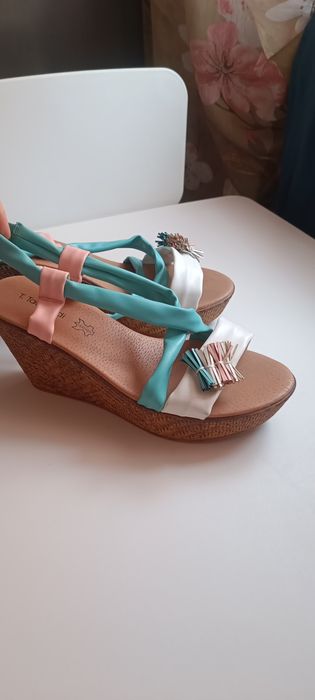 Продам босаножки на танкетке