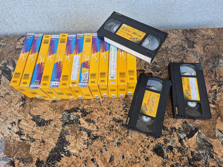 Vând 40 casete video Kodak  VHS ,240 minute originale colectie filme,Triler,