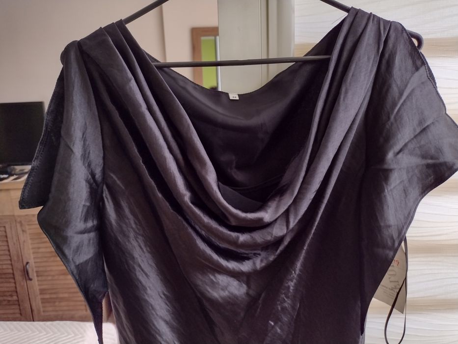 Сатенена черна испанска рокля чисто нова.