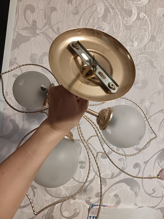 Продам люстру в виде бабочки