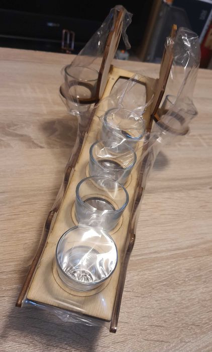 Suport iepuraș din lemn cu pahare pentru sticlă