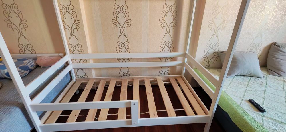 Продам кровать детскую домик