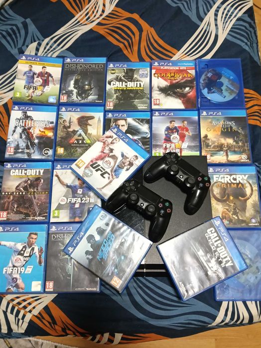 Vând PS4 cu 2 manete+jocuri
