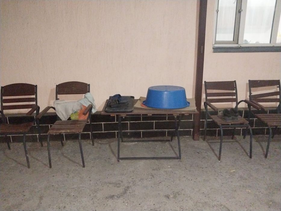 Продам стол с 4 стулями