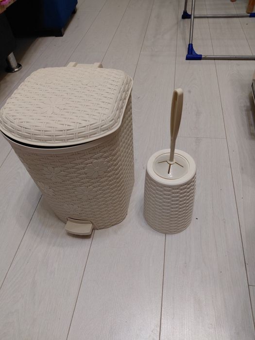 Продам контейнер для мусора и ёршик