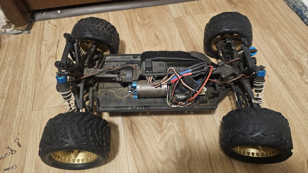 mașină rc 1.8 ,4x4 in stare bună de funcționare