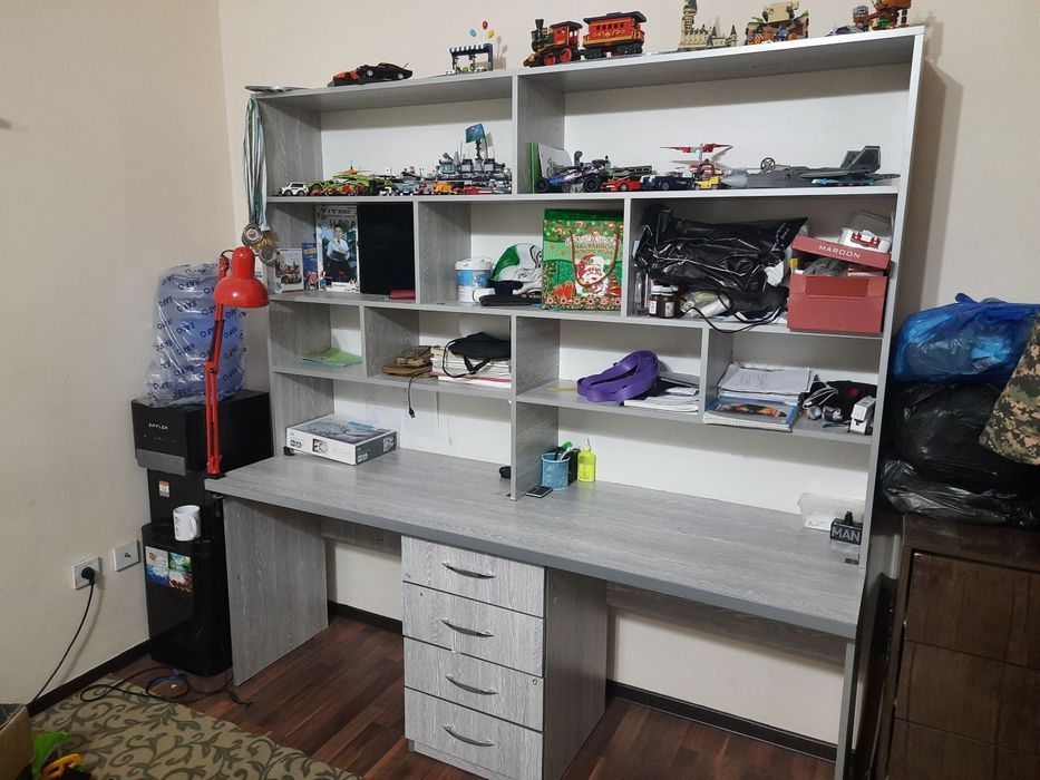 Письменный стол.