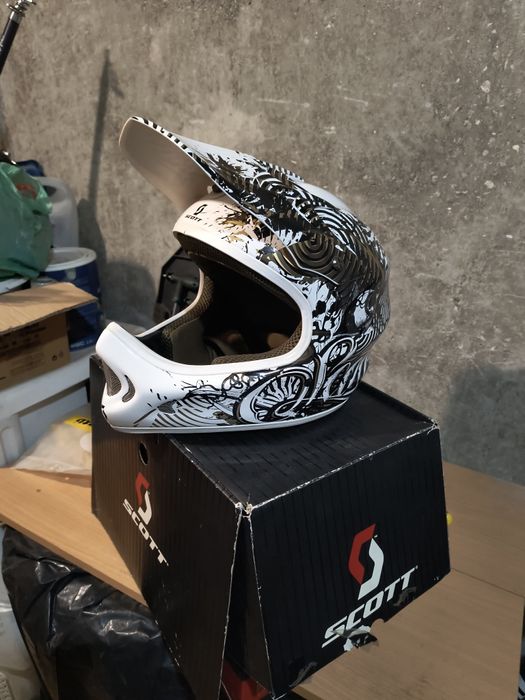 ЧИСТО НОВА КАСКА!!! Scott spectre FR