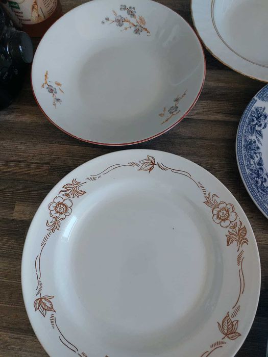 Две автентични стомни, домашни потреби, чинии