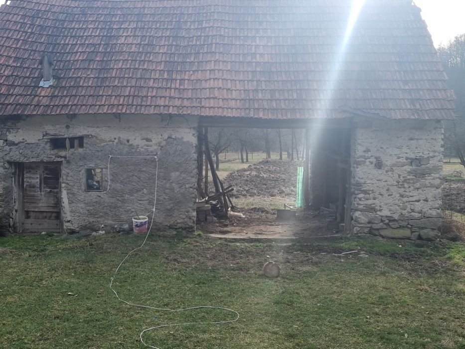 Teren cu casa si șură bătrânescă.  3700m² de Teren,